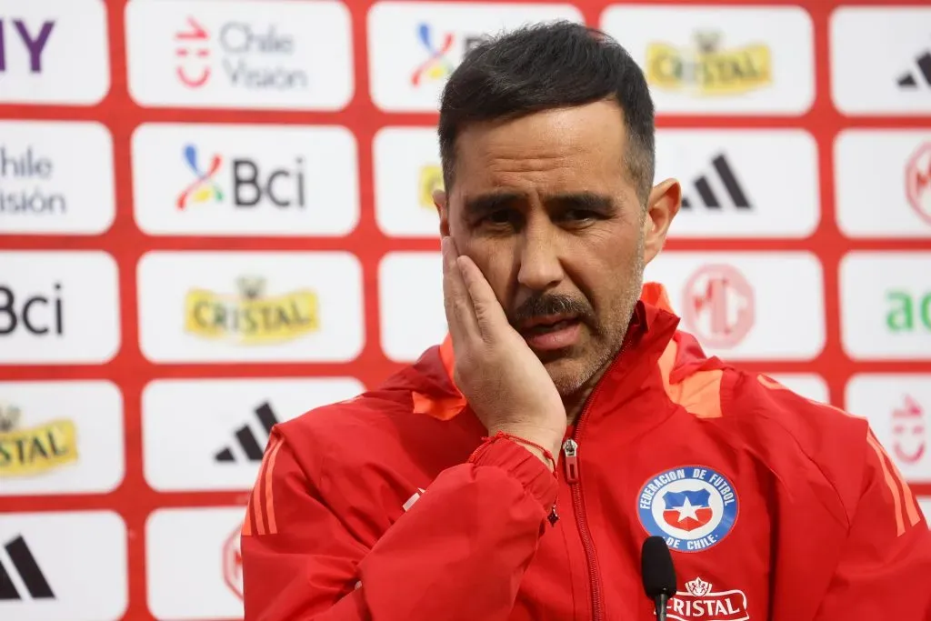 Claudio Bravo inició su carrera en las comunicaciones en la derrota de la selección chilena ante Paraguay. | Foto: Photosport.