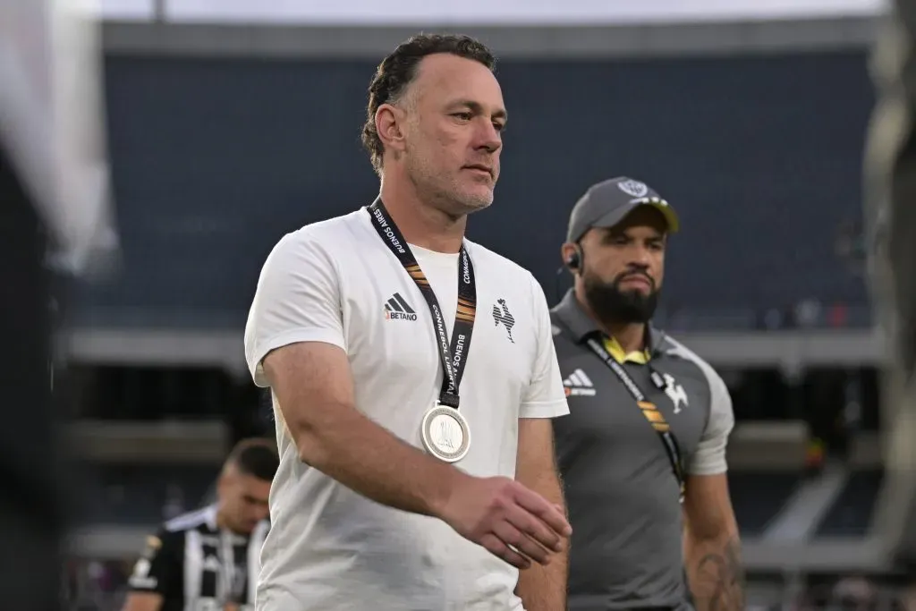 Gabriel Milito fue el primer entrenador que presentaron en la ANFP para reemplazar a Eduardo Berizzo. | Foto: Getty Images.