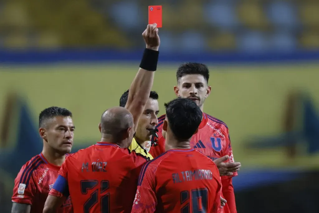 El árbitro Fernando Vejar expulsa a Javier Altamirano tras mirar el VAR. Foto:  Andres Pina/Photosport