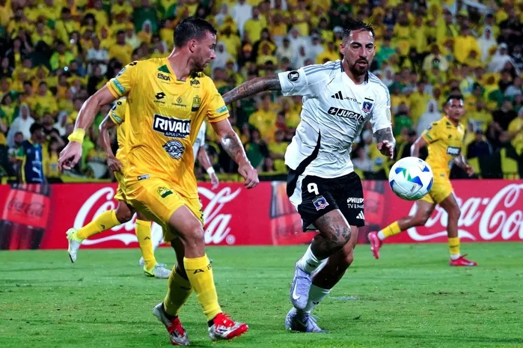Luciano Pons del Bucaramanga disputa el balón con Javier Correa de Colo Colo en la Copa Libertadores 2025 (Photosport).