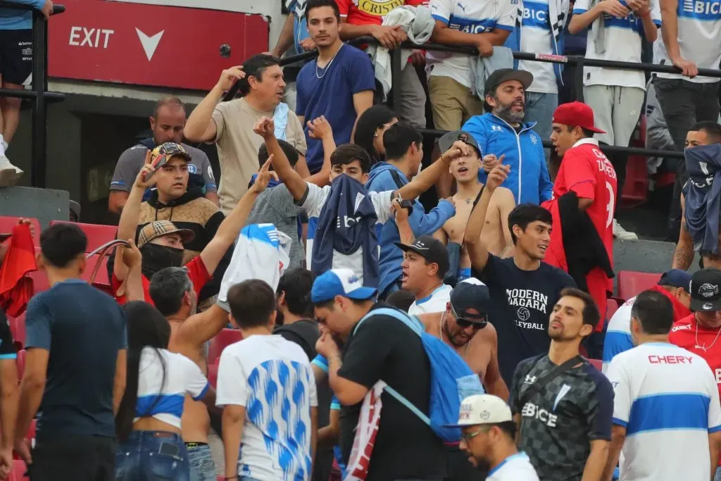Hinchas de Católica protagonizaron disturbios serios en el Nacional