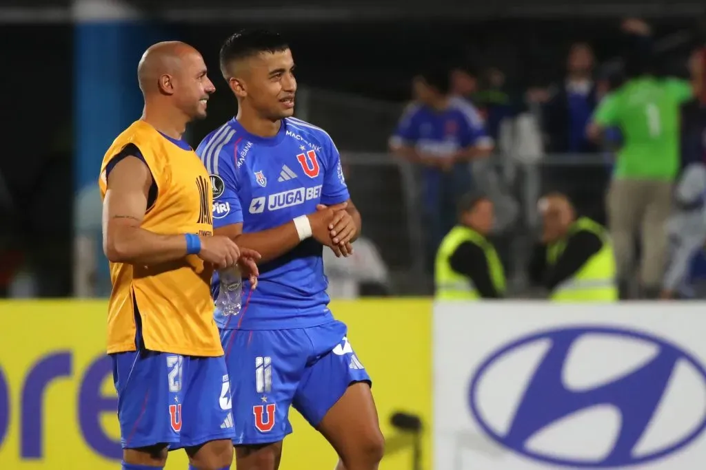 Marcelo Díaz celebra con Nicolás Guerra el triunfo de la U en Copa Libertadores. Foto: Jonnathan Oyarzun/Photosport