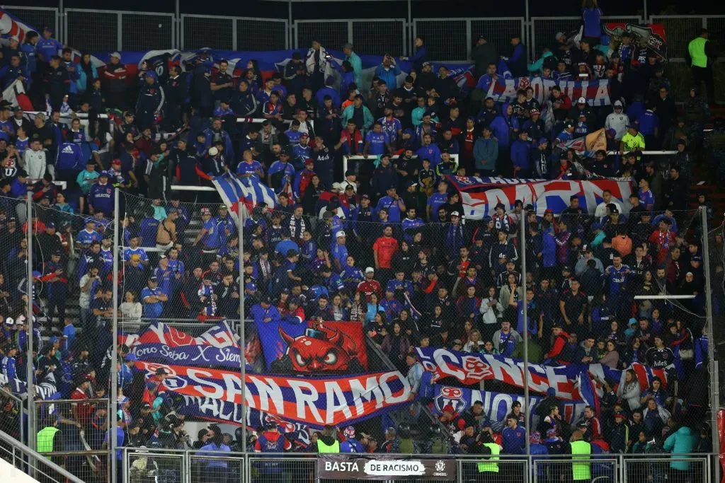 Los hinchas de la U llegaron en masa a La Plata. Foto: Javier Vergara/Photosport