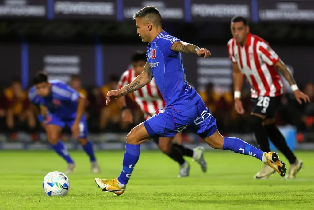 Charles Aránguiz volvió a acertar un lanzamiento penal con U de Chile (Photosport)