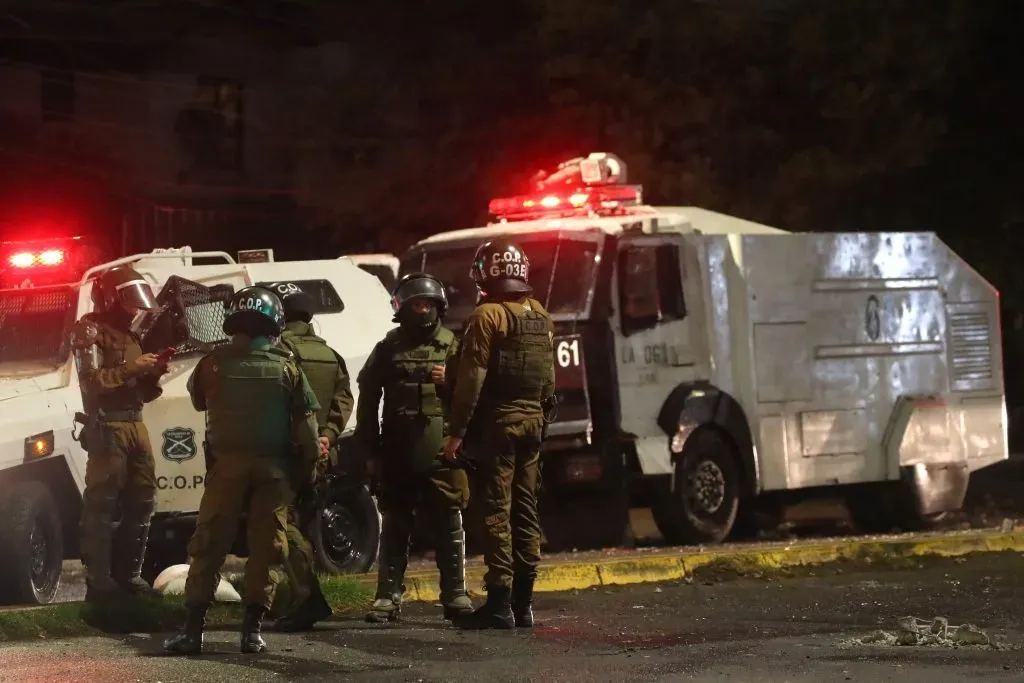 Diversos informes apuntan a un errático actuar de los carros policiales en el Colo Colo vs Fortaleza. | Foto: Photosport.
