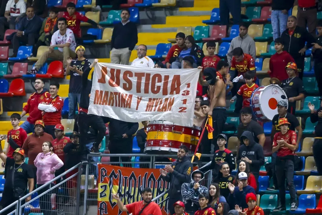 El lienzo que portaron los hinchas de Unión Española en La Florida. Foto: Pepe Alvujar/Photosport