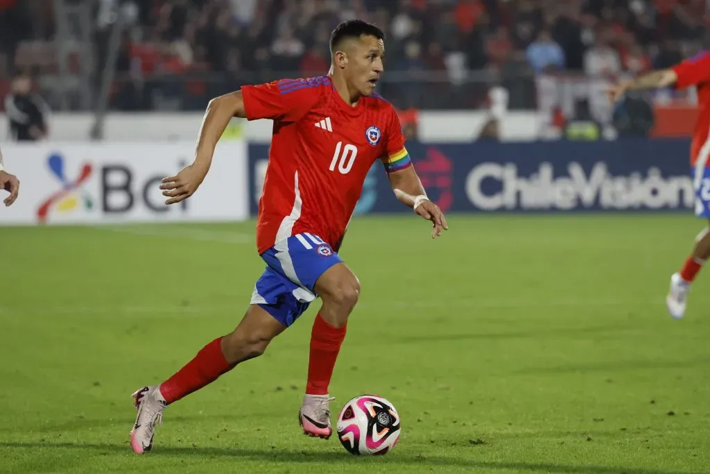 La U tiene un obstáculo menos para vestir a Alexis Sánchez de azul.
