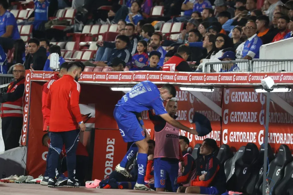 Lucas Di Yorio debió ser reemplazado en la U luego de sentir molestias. Foto: Photosport.