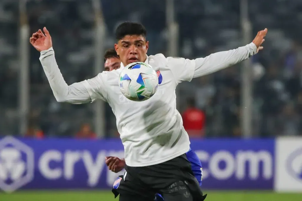 Guarello le pasa la cuenta a Claudio Aquino en Colo Colo.