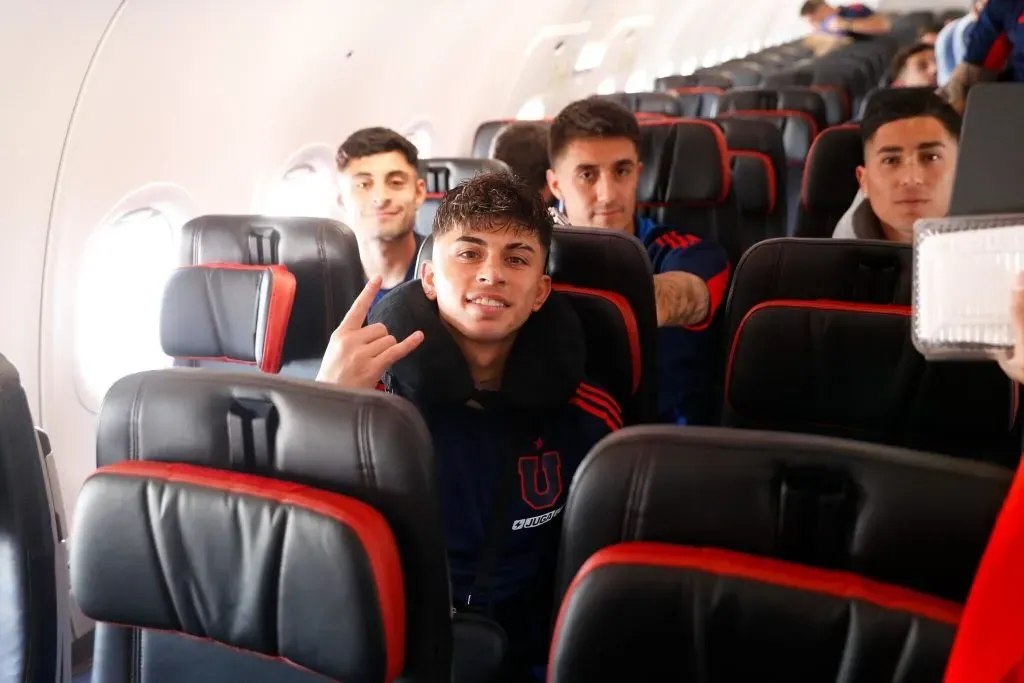 La U regresó en un vuelo comercial tras una escala en Colombia. Foto: U de Chile.