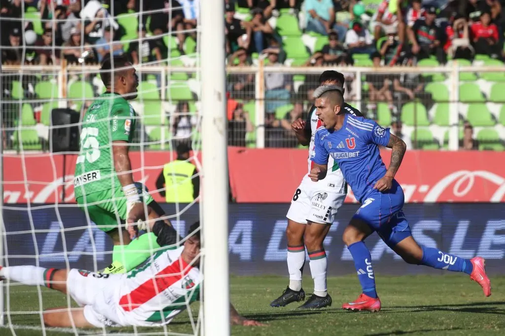 Leandro Fernández abrió el camino del triunfo de la U. Foto: Javier Salvo/Photosport