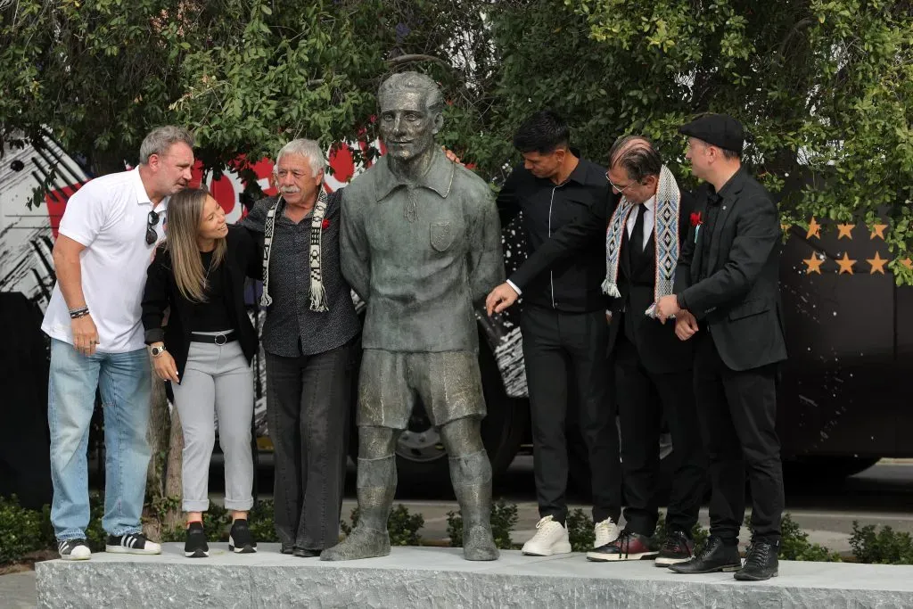 Aníbal Mosa mostrando la estatua de David Arellano | Photosport