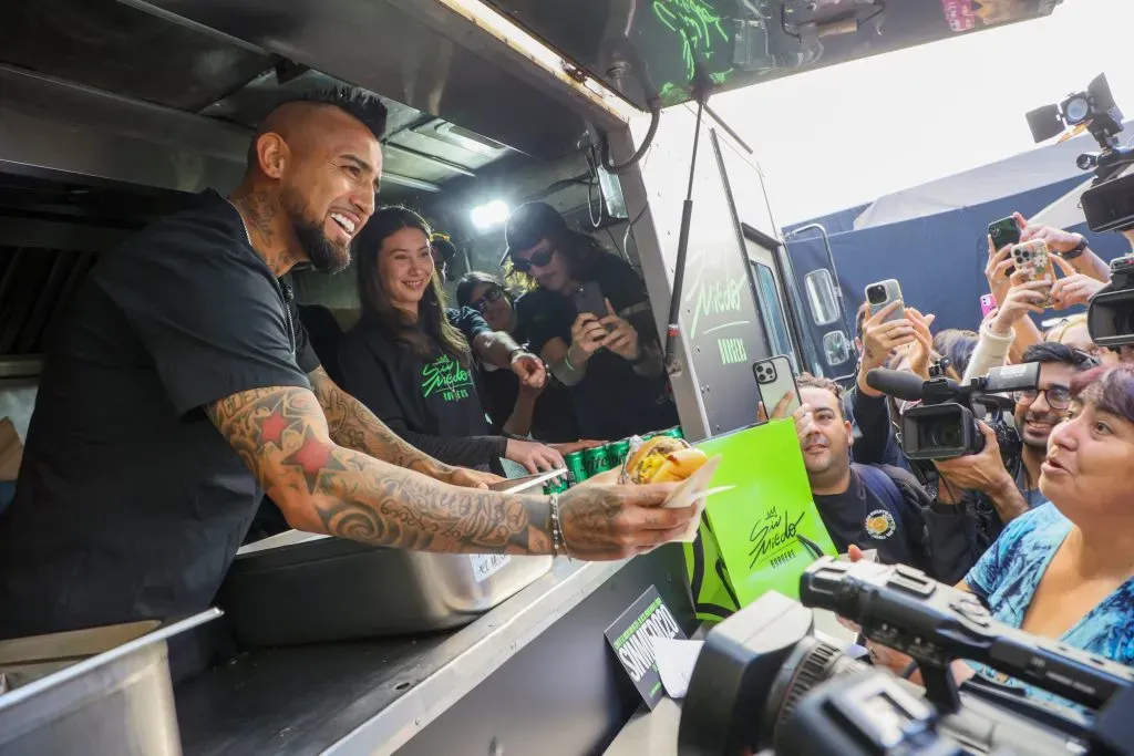 Arturo Vidal repartió hamburguesas en el centro de Santiago. Foto: Dragomir Yankovic/Photosport