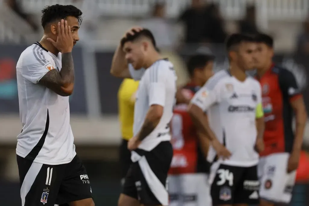 El plantel que Colo Colo armó para el centenario y que debía pelearlo todo no pudo ni con Limache. Foto: Photosport.