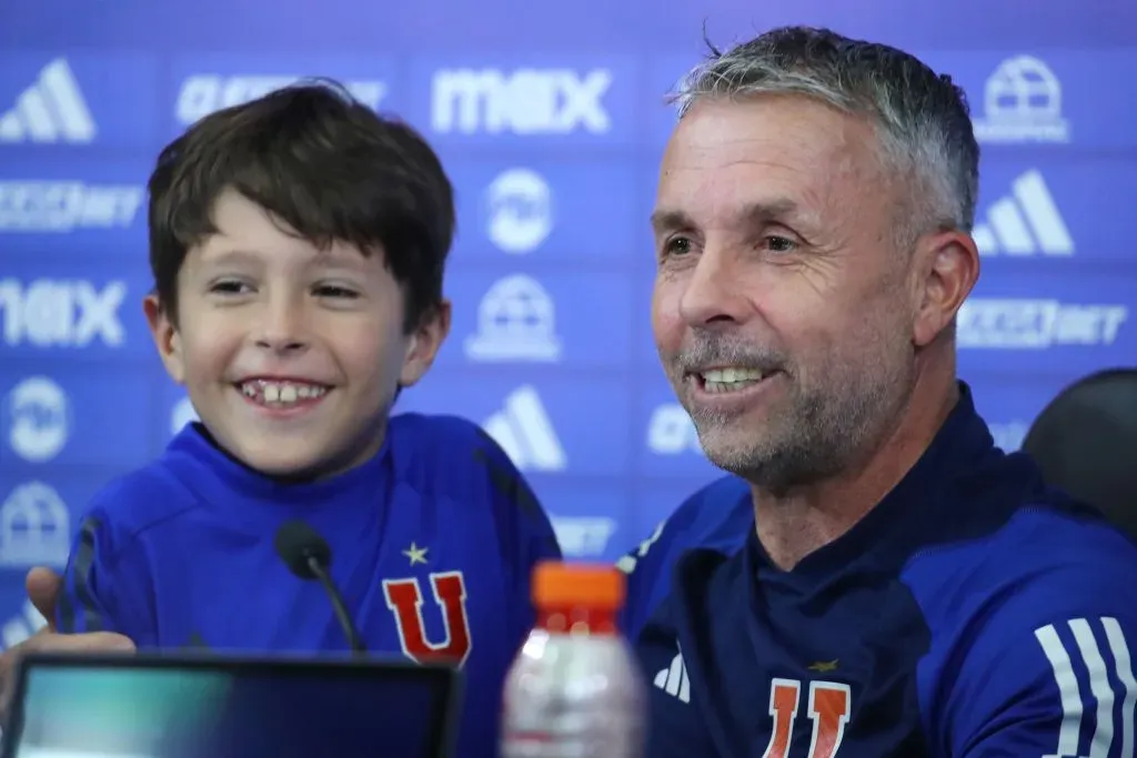Su hijo ya lo había acompañado en una conferencia de prensa de U de Chile. Foto: Jonnathan Oyarzun/Photosport
