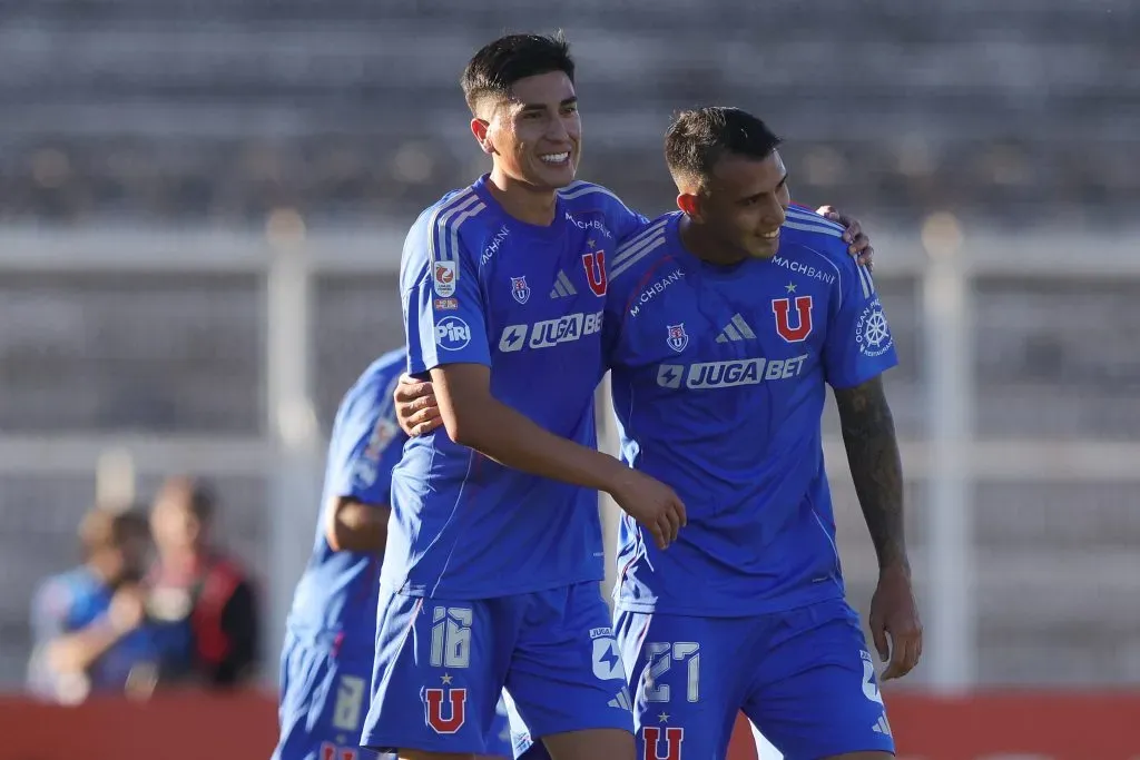 Los dos Tucus bromean en la interna de U de Chile. Foto: Felipe Zanca/Photosport