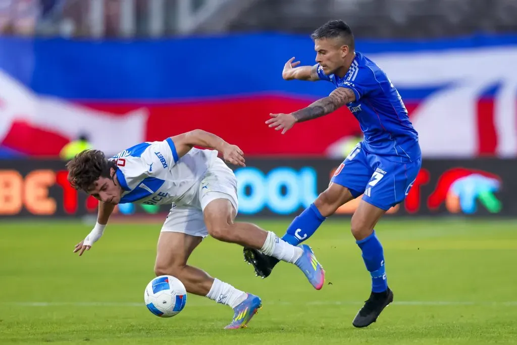 Charles Aránguiz no pudo completar todo el Clásico Universitario. Foto: Pepe Alvujar/Photosport