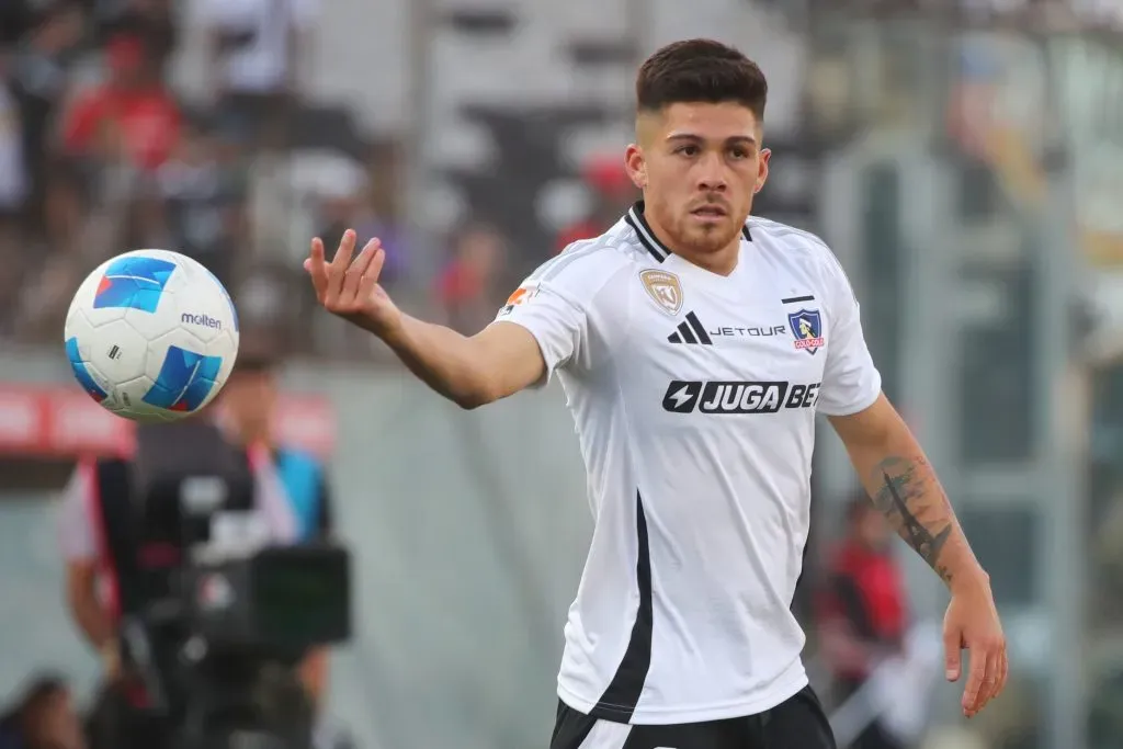 Víctor Felipe Méndez tuvo minutos ante Fortaleza, aunque pocos. (Jonnathan Oyarzun/Photosport).