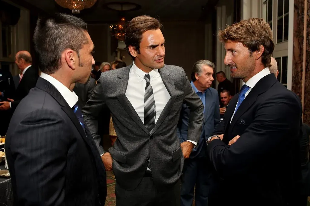 Ríos junto a Federer en un encuentro de ex números 1 del mundo