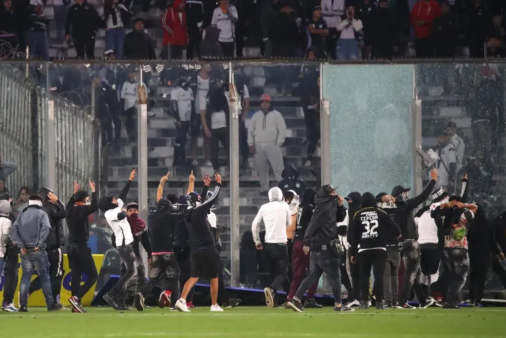 Hinchas de Colo Colo no hicieron caso y terminaron detenidos por tratar de entrar al partido con Racing. Foto: Photosport.