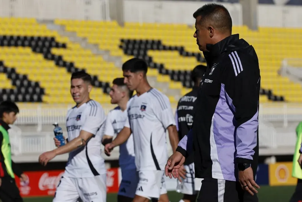 Jorge Almirón tuvo que mirar de lejos la vuelta a las prácticas de Colo Colo. Foto: Photosport.