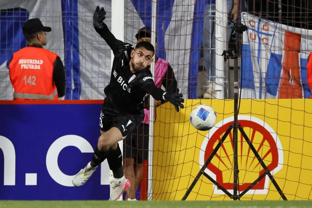 Thomas Gillier volvió a las prácticas en Universidad Católica, pero todavía no firma su renovación y puede irse gratis en unas semanas. Foto: Photosport.
