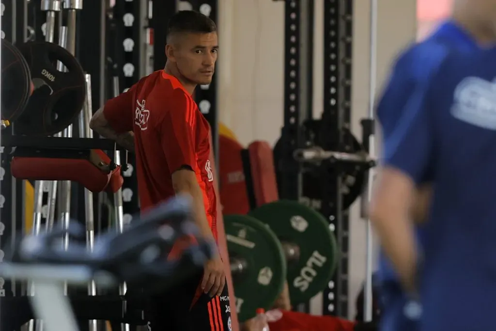 Charles Aránguiz no entrenó con sus compañeros en la Roja. Foto: Javier Torres/Photosport