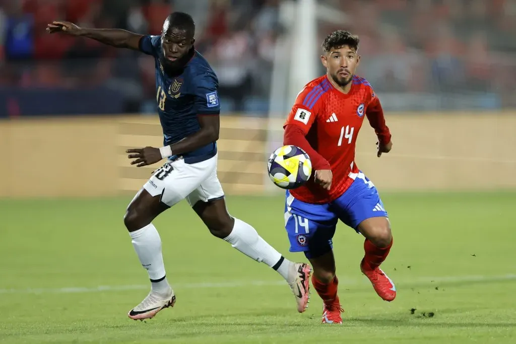 Felipe Loyola cambia de puesto cuando juega por la selección chilena. Foto: Javier Torres/Photosport