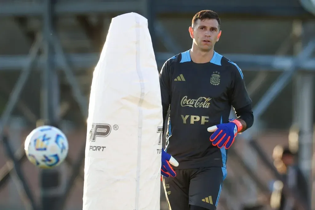 Dibu Martínez lidera a la selección de Argentina contra la Roja. Foto: Alejandro Pagni/Photosport