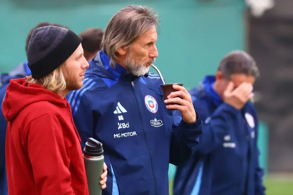 Ricardo Gareca estuvo acompañado de su hijo en el entrenamiento de la Roja. Foto: Jonnathan Oyarzun/Photosport