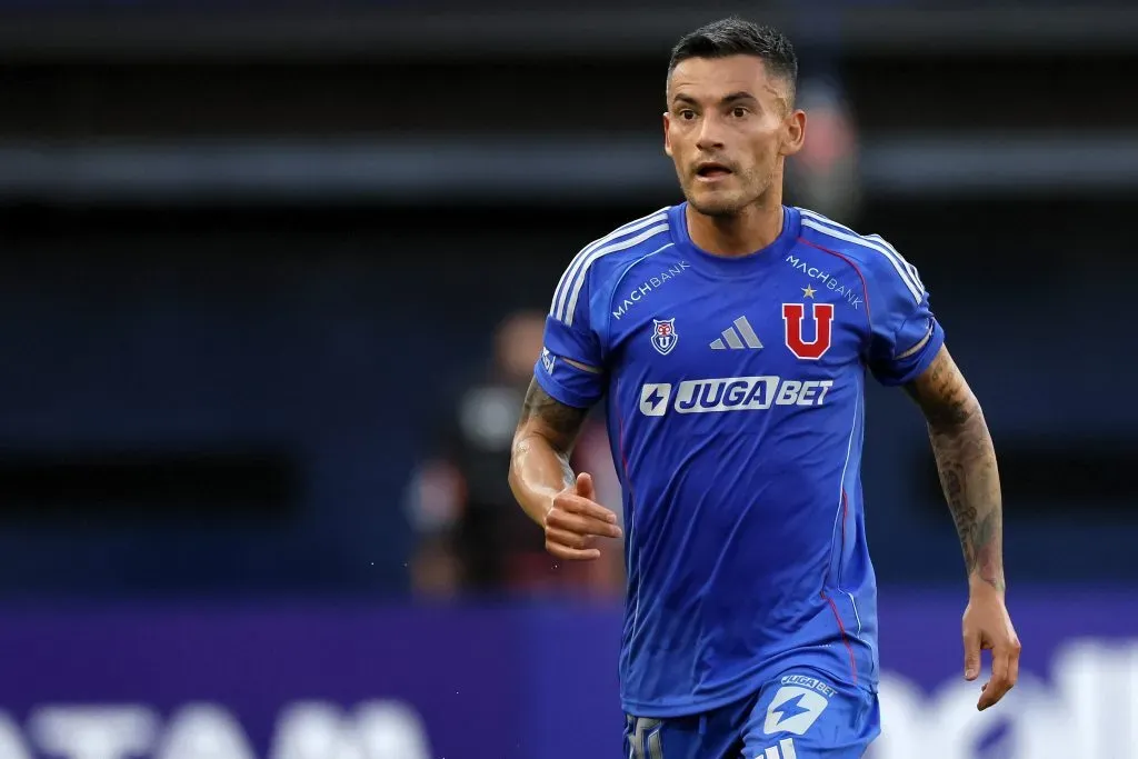 Charles Aránguiz regresa a la formación de la U luego de bajarse de la selección chilena por problemas físicos. Foto: Photosport.