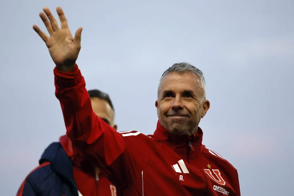 Gustavo Álvarez es uno de los que suena con fuerza para asumir en la selección chilena, pero le jura fidelidad a la U hasta que no haya nada formal. Foto: Photosport.