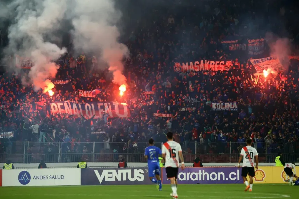 Los hinchas de la U han estado en la mira por comportamiento. Foto: Jonnathan Oyarzun/Photosport