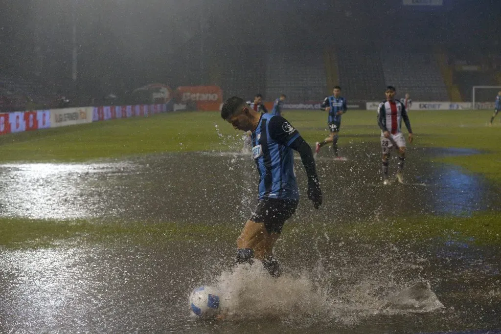 Huachipato vs Palestino se jugó con la cancha bajo el agua.  Foto: Marco Vazquez/Photosport