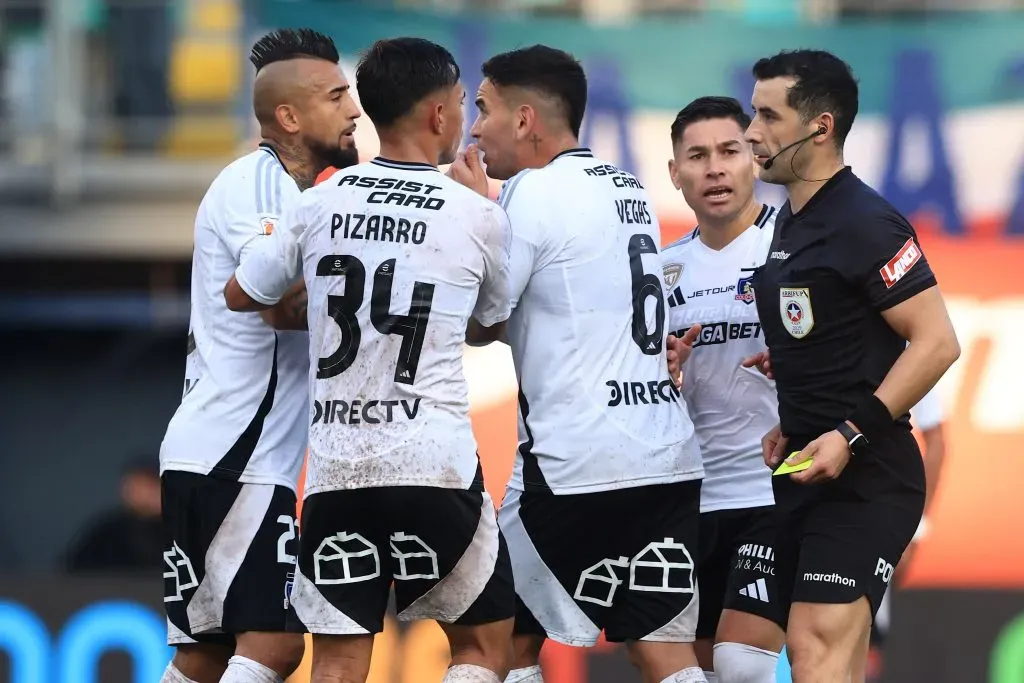 Arturo Vidal fue expulsado y es acusado de insultar a Fernando Véjar. Foto: Photosport.