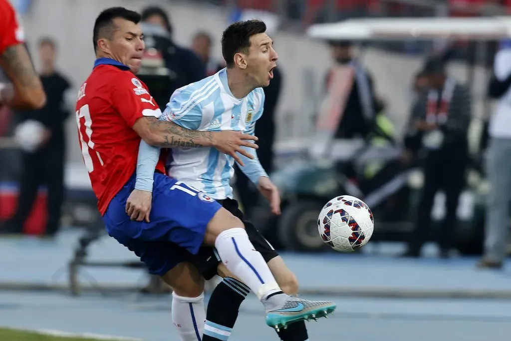 Gary Medel se ganó amarilla en esta jugada con Lionel Messi en la final de Copa América.