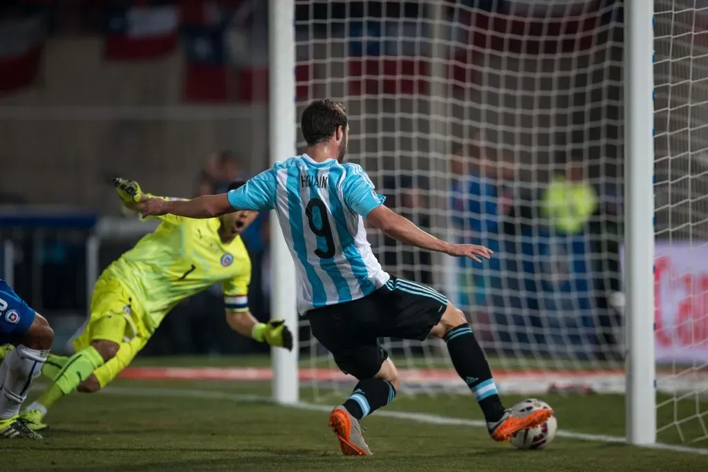 SI uno ve esta foto y le dicen que no fue gol, es difícil de creer. Todo Chile quedó sin aliento por un momento.