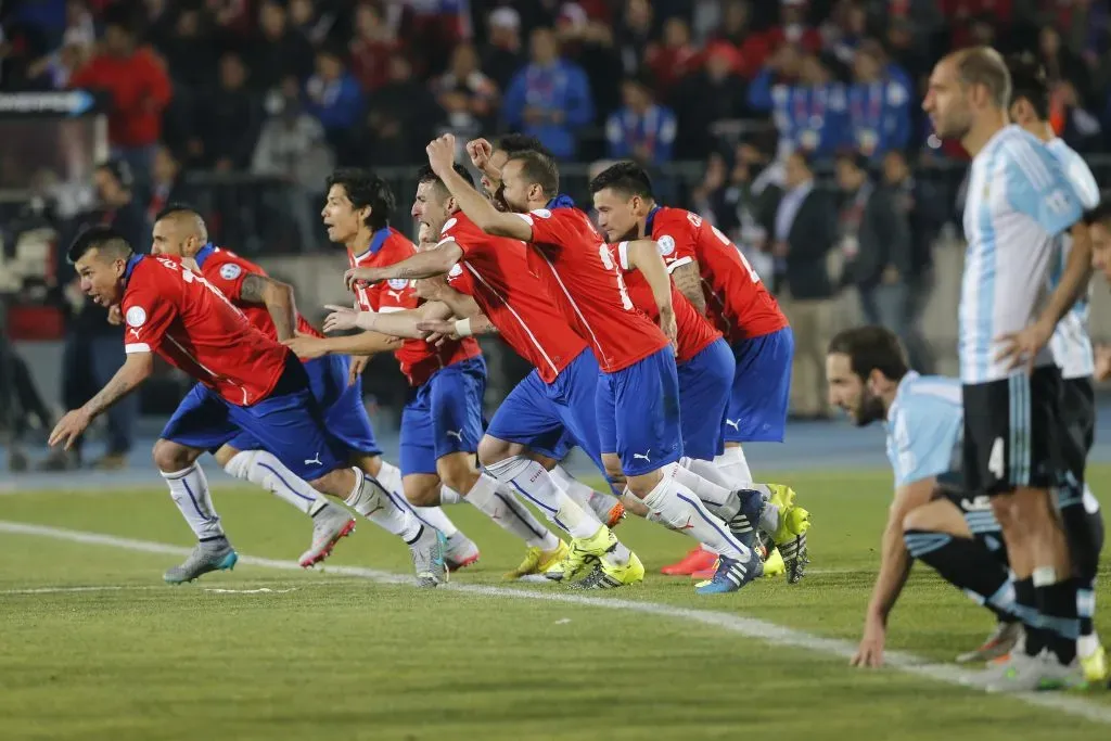 Alexis acaba de convertir el penal y todos salen a celebrar el título