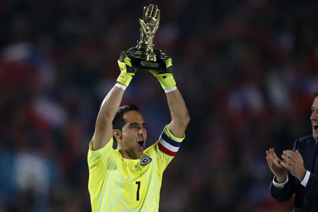 Claudio Bravo recibió el “Guante de Oro” al ser el mejor portero del certamen