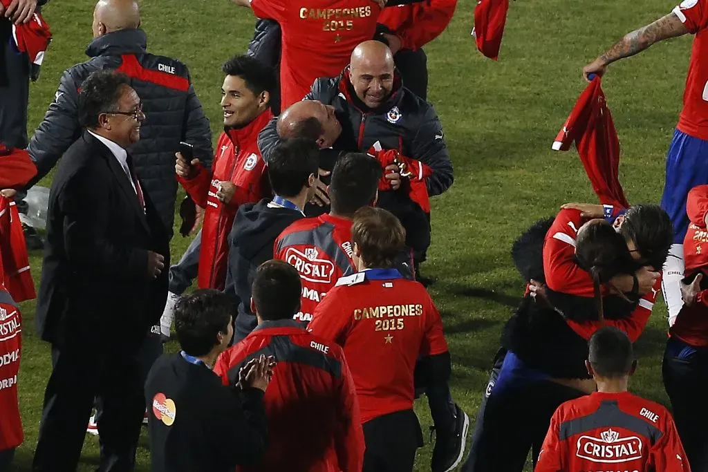 Sergio Jadue celebra junto a Jorge Sampaoli en la cancha del Nacional