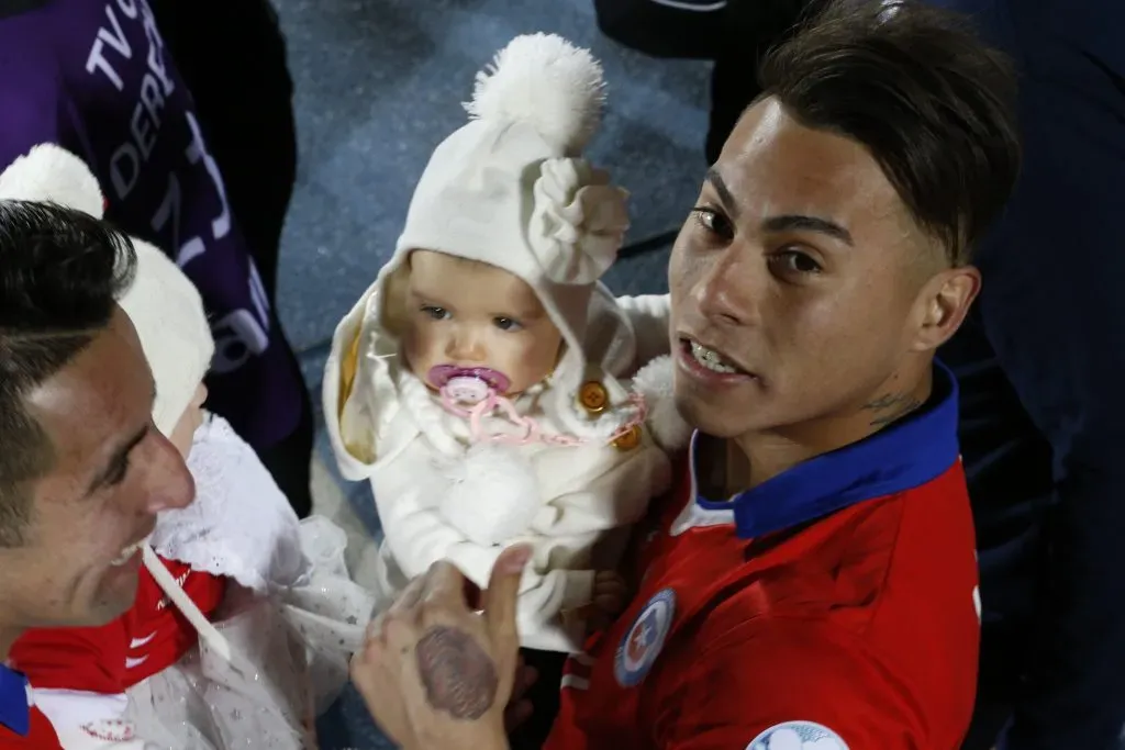 Vargas, goleador del torneo, junto al Huaso Isla y sus hijas que eran unas guaguas en ese entonces