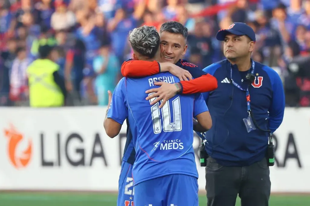 Lucas Assadi en un tremendo abrazo con Charles Aránguiz tras el Superclásico. Foto: Jonnathan Oyarzun/Photosport
