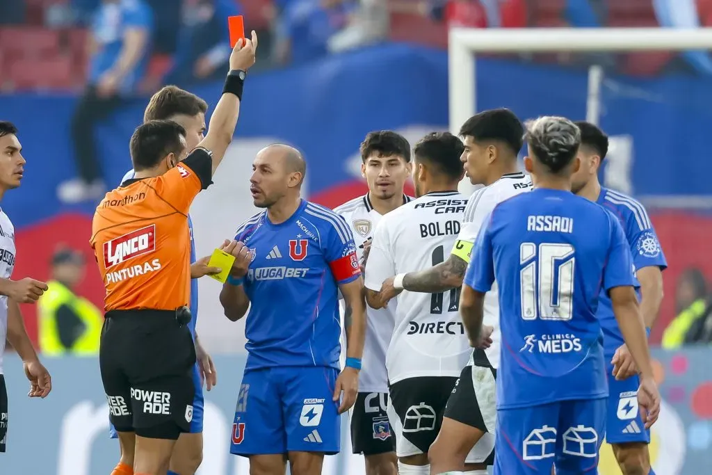 La suspensión a Marcelo Díaz se puede sumar a otros jugadores de U de Chile tras el Superclásico. Foto: Pepe Alvujar/Photosport
