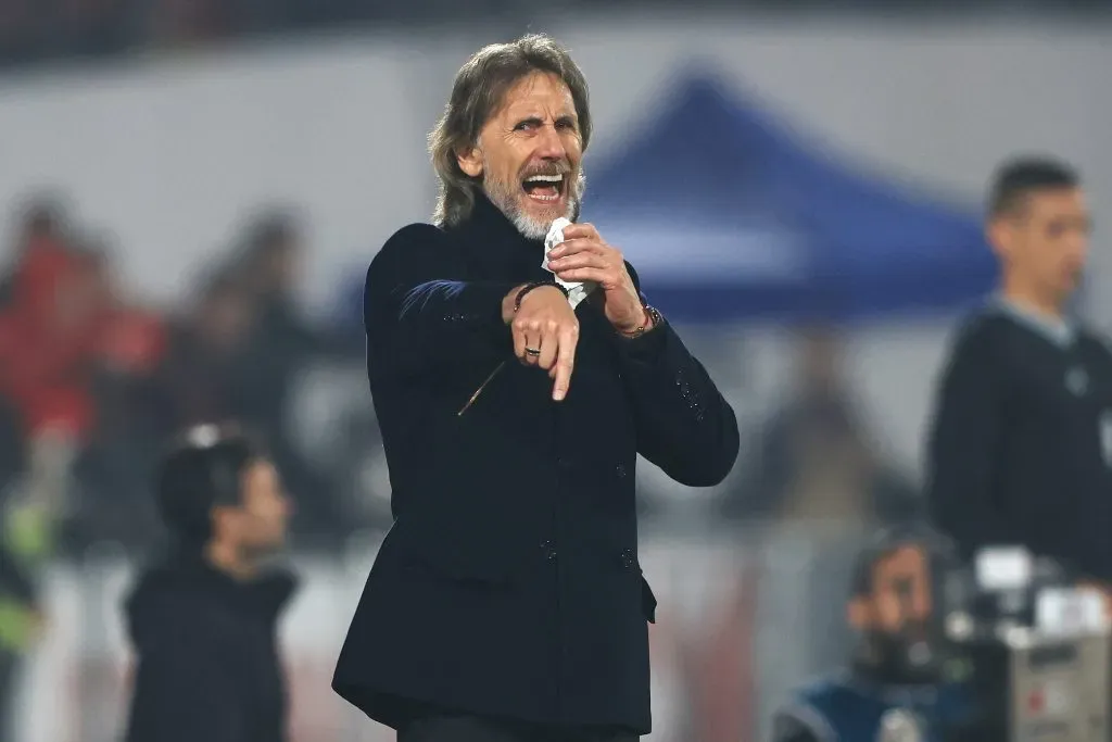 Gareca se sigue dando vueltas y se contradice al explicar situaciones de la selección chilena.