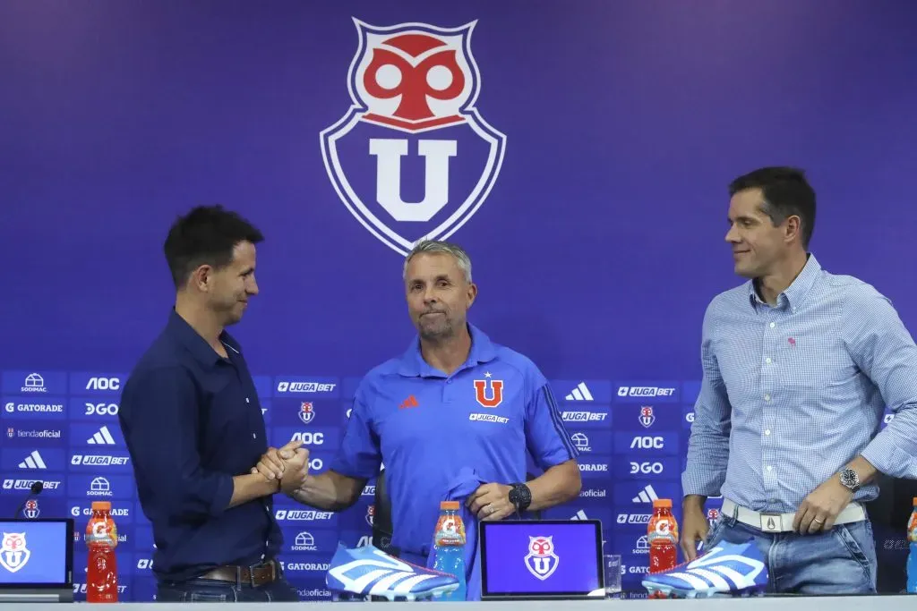 La foto de la dirigencia de la U con Gustavo Álvarez. FOTO: Jonnathan Oyarzun/Photosport