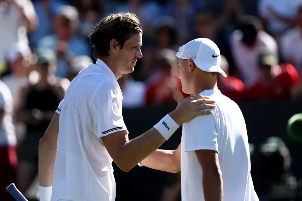 Nicolás Jarry saluda a Holger Rune tras eliminarlo en Wimbledon (Getty Images).