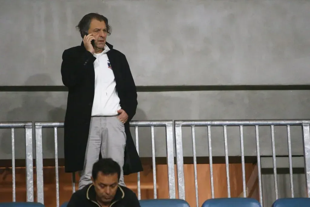 Aníbal Mosa iba saliendo del estadio de San Fernando cuando se generó un caótico episodio que terminó con una agresión. Foto: Photosport.