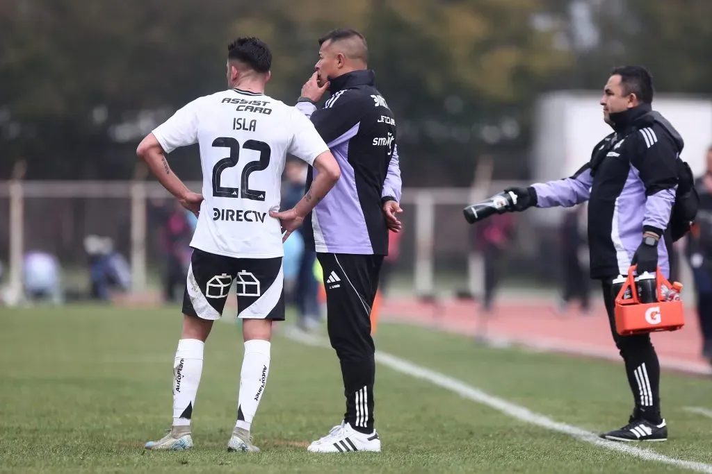 Jorge Almirón no está nada de contento con el nivel de los laterales de Colo Colo. Foto: Photosport.