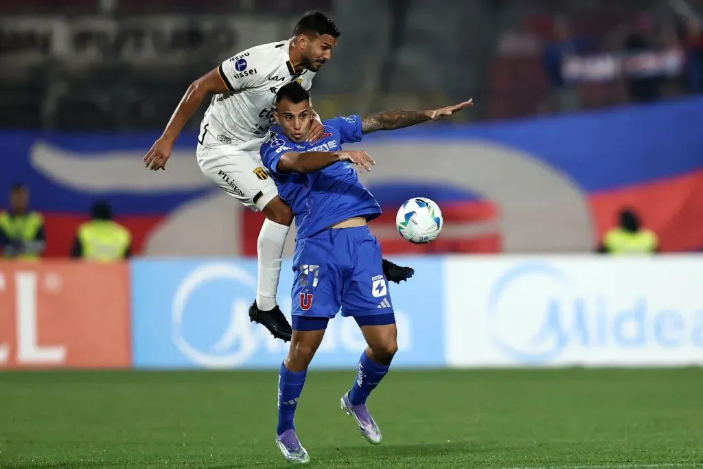 Rodrigo Contreras no convence a Johnny Herrera. Foto: Javier Torres/Photosport