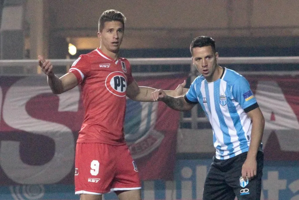 Gianluca Simeone (izq.) jugando contra Magallanes por Copa Chile el 2018. (Foto: Jimmy Arenas/Photosport)